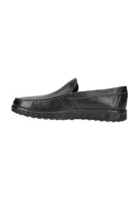 Scarpa slip-on in pelle nera con finitura liscia, punta rotonda e linea superiore curva. Presenta una suola in gomma testurizzata per una buona presa.
