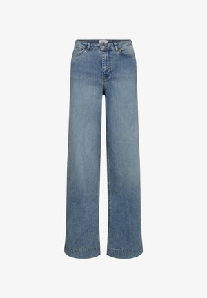 Vaqueros azules de talle alto y perneras anchas con botones y cremallera delanteros, trabillas para cinturón y bolsillos delanteros, mostrados sobre fondo blanco.