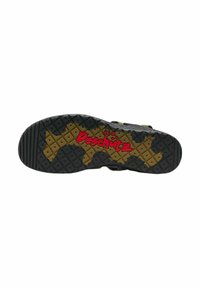 Talpă de sneaker neagră cu un model camuflat în verde măsliniu. Prezintă o suprafață texturată și numele brandului "Deschütz" scris cu roșu.