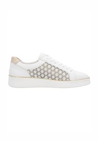 Weiße Sneaker mit einem durchbrochenen Blumendesign an den Seiten, goldenen Akzenten und einer strukturierten weißen Sohle. Die Rückseite verfügt über ein hellbeiges Paneel.