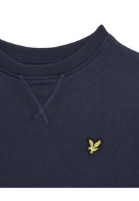 Felpa blu navy con scollo rotondo, arricchita da un dettaglio cucito sul collo e un piccolo logo di aquila gialla sul petto.