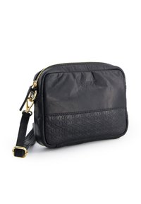 Sort læder crossbody taske med guld lynlås, tekstureret bundpanel, præget mønster og justerbar rem. Kompakt og rektangulær form.