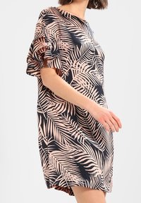 Šaty s krátkým rukávem v námořnické modři, s potiskem růžových palmových listů. Vyrobeno z lehkého materiálu s volným střihem a volánovými rukávy.