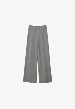 Grijze wijde broek van een textuurstof. Heeft plooien die langs de voorkant lopen, een tailleband en geen zichtbare sluitingen.