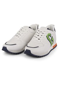 Baskets blanches avec texture perforée, accents navy, logo vert et détail au talon orange. Présente un design à lacets et une semelle en caoutchouc.