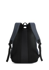 Sac à dos avec une palette de couleurs noir et bleu foncé, fabriqué en tissu résistant avec des bretelles en maille rembourrées et une forme rectangulaire.