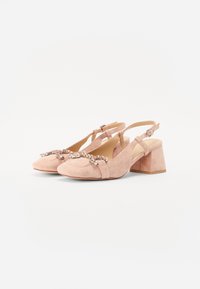 Roza pink suede čevlji slingback z debelim peto in okrasjem iz draguljev čez prste. Imajo nastavljiv trak okoli gležnja.