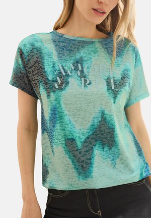 Leichtes, kurzärmeliges türkisfarbenes T-Shirt mit abstrakten Mustern in Dunkelblau und Grau; mit "AMORE VERDE" in fetten, hellen Buchstaben.