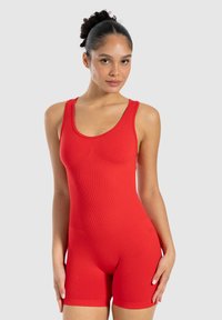 Malla roja con una textura suave y elástica. Presenta un escote redondeado y piernas cortas, diseño ajustado con costuras mínimas, ideal para ropa activa.