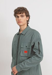 HUGO EMMOND - Poletna jakna - dark green