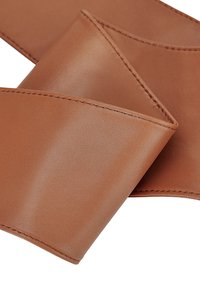 Bruine nep leren portemonnee met een gladde textuur, hoekig ontwerp en contrasterende stiksels. Heeft meerdere kaartsleuven en een stijlvolle uitstraling.