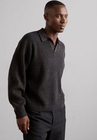 Filippa K Džemper - mocha/navy
