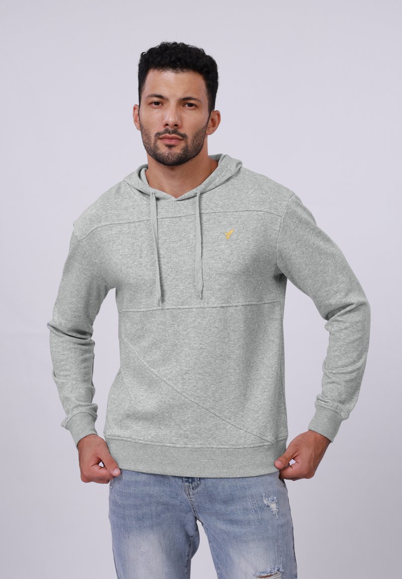 Sudadera con capucha gris de acabado texturizado, con bolsillo tipo canguro y detalle de logo amarillo. Diseñada con capucha ajustable y puños de canalé.