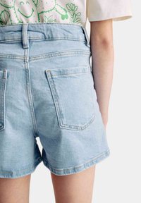 Marks & Spencer MOM PURE - Shorts vaqueros - light blue