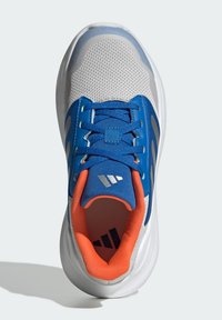 Chaussure de sport bleue et grise avec une tige en mesh, un col rembourré orange, des lacets et des accents réfléchissants ; dotée d'une semelle en caoutchouc blanche.