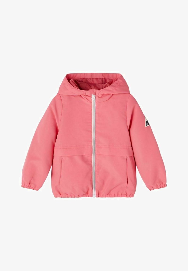 Veste légère rose avec capuche, fermeture éclair frontale, poignets élastiques et deux grandes poches. Présente un petit patch logo sur la manche gauche.