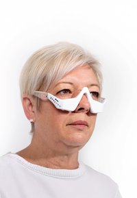 Białe okulary ochronne z przezroczystymi bokami i charakterystycznym kanciastym designem. Posiadają logo "STYLD PRO" po boku.