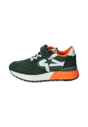 Groene sportieve schoen met een bovenwerk van mesh en suede, witte accenten, oranje binnenkant, verstelbare strap en een gestructureerde rubberen zool.