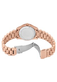 Montre en acier inoxydable rose doré avec un boîtier rond, un bracelet poli et une boucle argentée. Présente un dos lisse sans marques visibles.