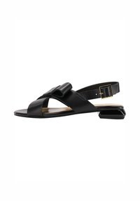 Zwarte leren platte sandaal met open teen, decoratieve strik, slingback band en gouden gesp.