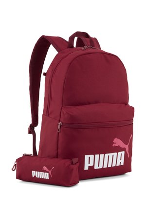 Rød Puma-rygsæk og matchende penalhus med hvidt Puma-logo, frontlynlåslomme og justerbare skulderstropper, vist på ensfarvet baggrund.