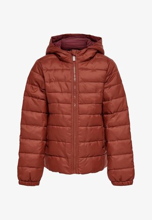 Doudoune rouge avec capuche, fermeture à glissière et poignets élastiques ; présente un motif matelassé horizontal et une texture lisse et brillante.