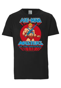 Camiseta negra de algodón con un gráfico central colorido de un personaje musculoso con cabello rubio, sosteniendo una espada, y texto arriba y abajo.