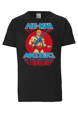 Zwarte katoen t-shirt met een centrale kleurrijke afbeelding van een gespierd personage met blond haar, dat een zwaard vasthoudt, en tekst boven en onder.