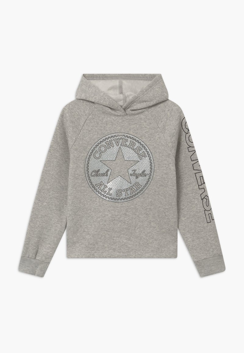 Sweat à capuche gris avec le logo "Converse All Star" sur le devant et le texte "Converse" imprimé verticalement sur la manche gauche.
