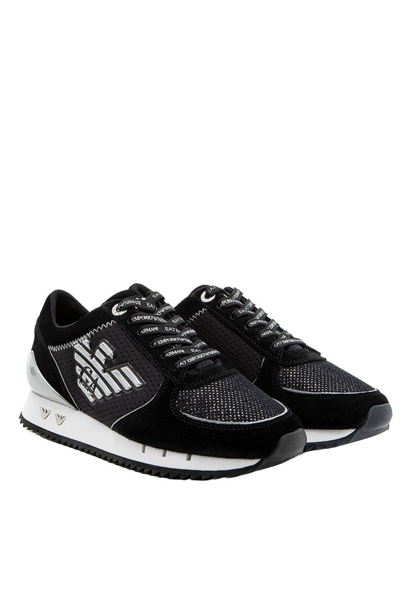 Sneaker sportive nere con una combinazione di suede e rete, dettagli testurizzati, logo riflettente e lacci decorati su una suola in gomma.