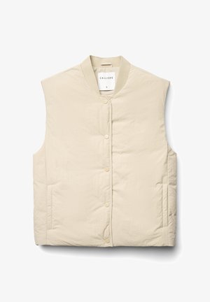 Gepolsterte Weste in hellem Beige mit rundem Kragen, Druckknöpfen und Seitentaschen. Glatte Textur mit einem dezenten Glanz. Markenetikett sichtbar.