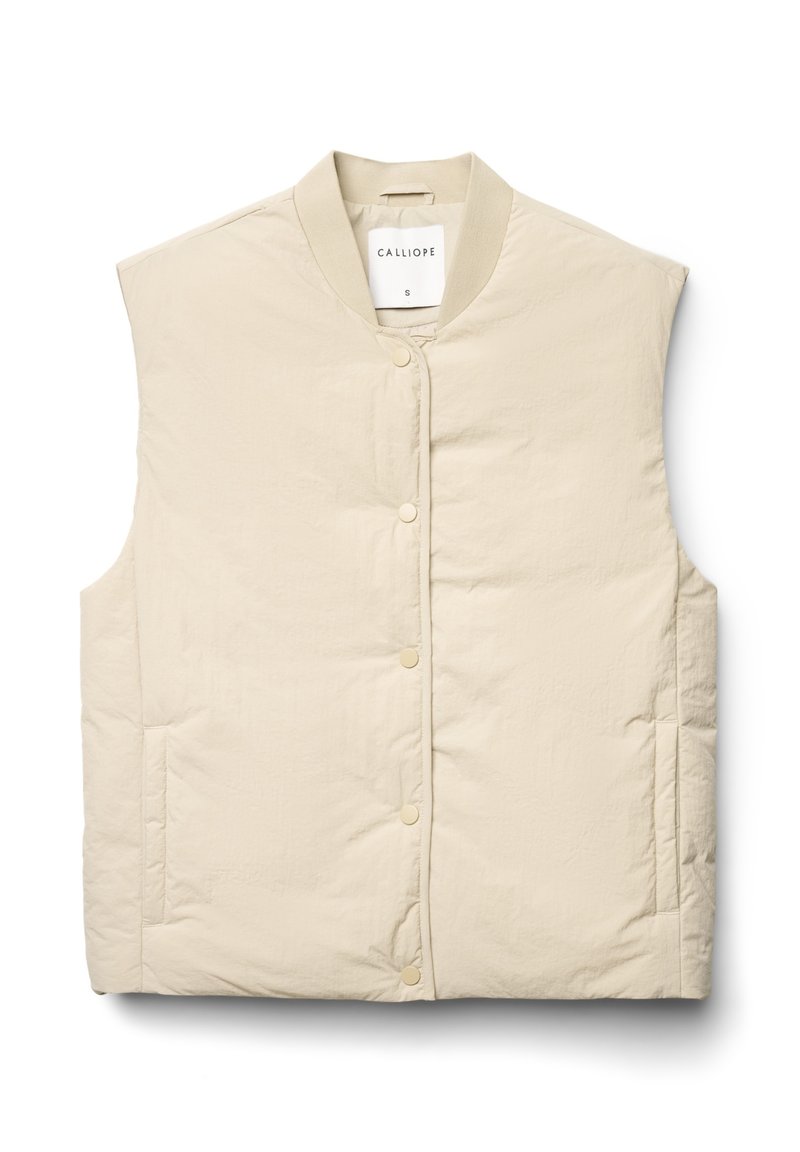 Gepolsterte Weste in hellem Beige mit rundem Kragen, Druckknöpfen und Seitentaschen. Glatte Textur mit einem dezenten Glanz. Markenetikett sichtbar.