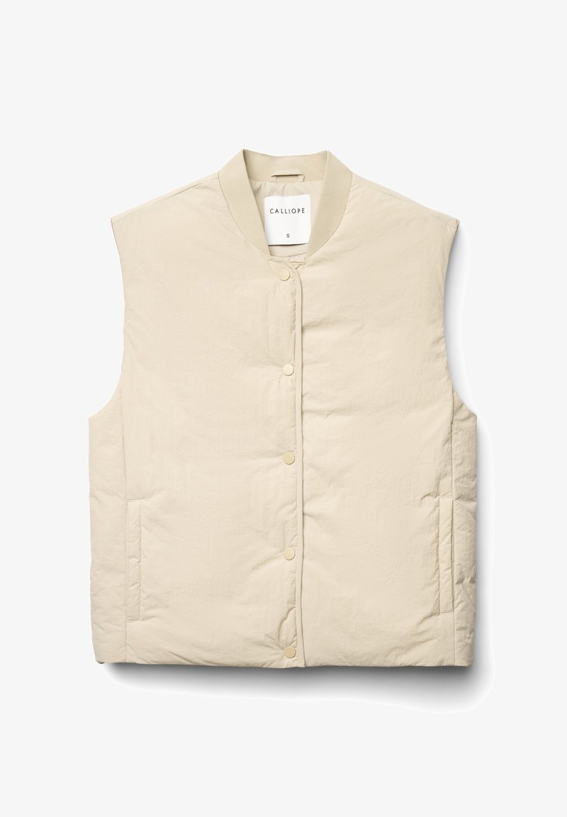 Gepolsterte Weste in hellem Beige mit rundem Kragen, Druckknöpfen und Seitentaschen. Glatte Textur mit einem dezenten Glanz. Markenetikett sichtbar.