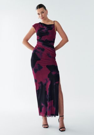 Getailleerde maxi-jurk in donkerpruim met zwarte abstracte patronen, voorzien van een split aan de zijkant en een off-shoulder halslijn. Soepele, textuurstof.