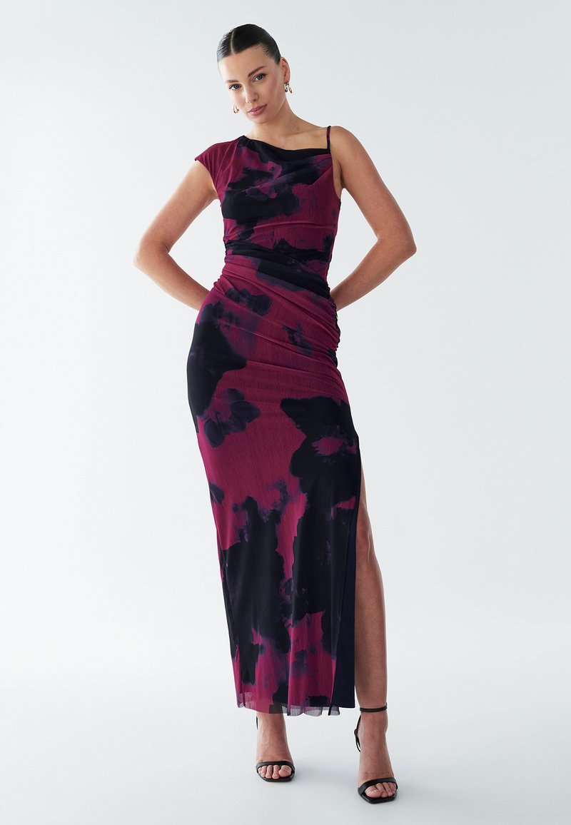 Getailleerde maxi-jurk in donkerpruim met zwarte abstracte patronen, voorzien van een split aan de zijkant en een off-shoulder halslijn. Soepele, textuurstof.