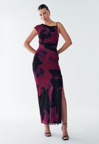 Červené a čierne kvetinové šaty s priliehavým strihom, bočným rozparkom, krátkymi rukávmi, zhrnutou textúrou, hladkým látkovým povrchom a minimalistickými ramienkami.