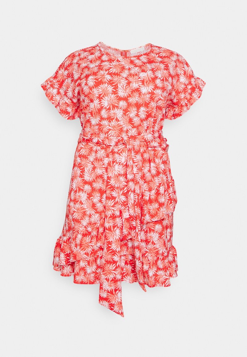 Robe rouge à manches courtes avec motif floral blanc, col rond, ceinture à nouer à la taille et ourlet à volants.