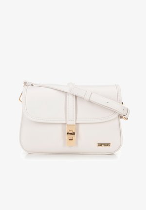 Witte vegan leren handtas met een voorflap, gouden hardware en een afneembare schouderriem. Voorzien van een sluiting met een haak en een benadrukt logo.