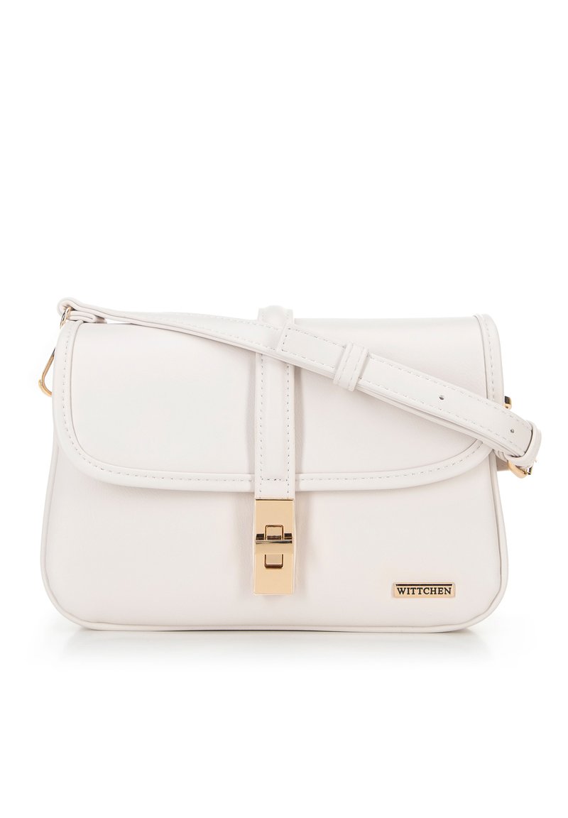 Borsa in ecopelle bianca con patta frontale, hardware in tono oro e tracolla removibile. Presenta una chiusura a gancio e un logo impresso.