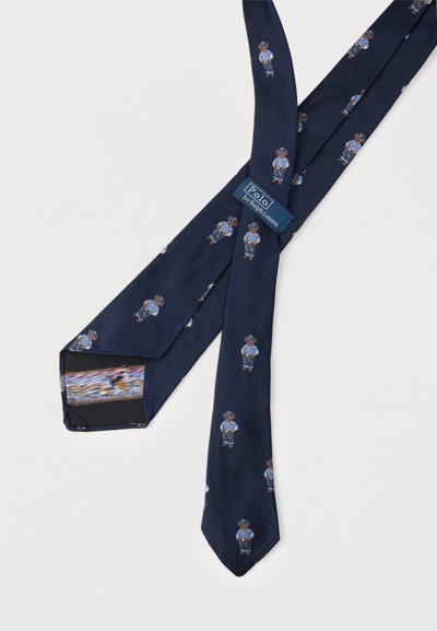 Cravată albastru marin cu urși brodați în repetate rânduri, purtând jachete albastre și pălării, având o etichetă Polo de Ralph Lauren.