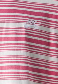 Nike SB TEE - Jednoduché tričko - guava ice