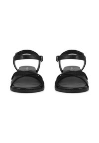 Mustad musta värvi sandaalid, millel on ristuvad rihmad, reguleeritav pahkluu rihm, pehme jalatugi ja sile tallaosa. Valmistatud sünteetilistest materjalidest.
