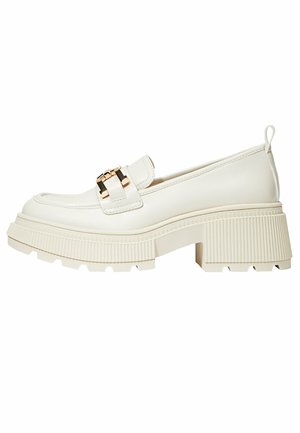 Mocassin blanc à semelle épaisse avec détail de boucle en métal doré et languette sur le talon, doté d'une plateforme texturée côtelée et d'un talon bloc.