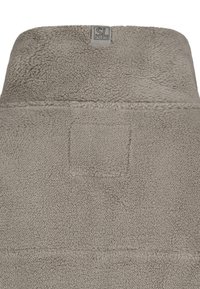 Grau melierte Fleecedecke mit einer weichen, strukturierten Oberfläche, die ein kleines Etikett oben und einen rechteckigen Flicken in der Nähe der Mitte aufweist.