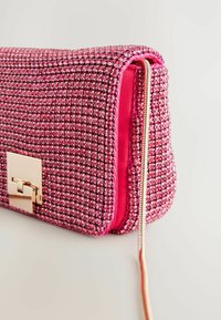 Clutch perletta rosa con una texture morbida, cerniera dorata e dettagli in metallo. Presenta una superficie scintillante con una forma rettangolare.
