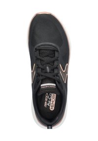 Scarpa atletica nera con tomaia in rete, chiusura con lacci e soletta in memory foam ammortizzata. Presenta dettagli in rosa chiaro e una suoletta bianca.