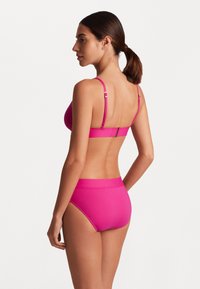 Fuksija bikini s podesivim trakama, dizajnom grudnjaka s žicom i donjim dijelom s visokim strukom. Glatka textura s bešavnom završnom obradom.