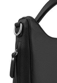 Sac à main en cuir noir avec un fini texturé, présentant une forme arrondie, des accessoires en métal et un détail de tirette sur le côté.