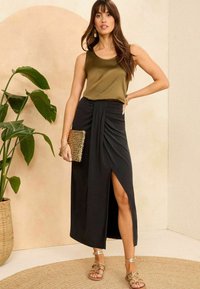 Love & Roses REGULAR FIT - Trapecinis sijonas - black