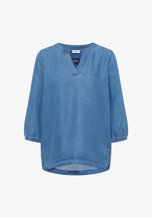 Túnica vaquera azul claro con mangas elásticas tres cuartos, escote en V con abertura y dobladillo ligeramente redondeado.